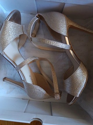 Zapatos de fiesta dorados tono champagne.