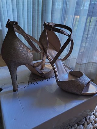 Zapatos de fiesta dorados tono champagne.