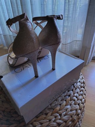 Zapatos de fiesta dorados tono champagne.