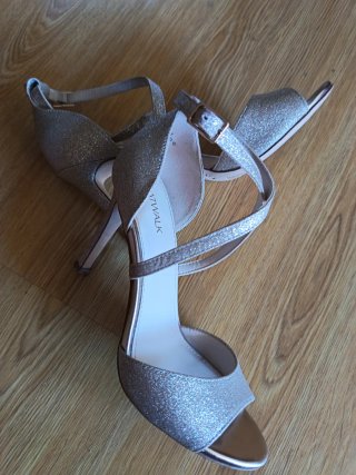 Zapatos de fiesta dorados tono champagne.