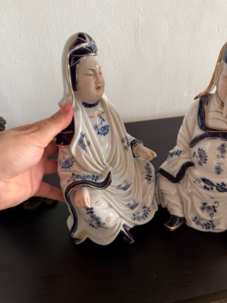 Pareja de figuras orientales de porcelana japonesa