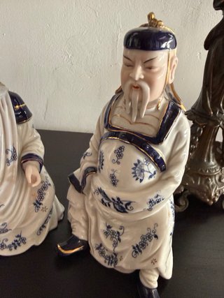Pareja de figuras orientales de porcelana japonesa