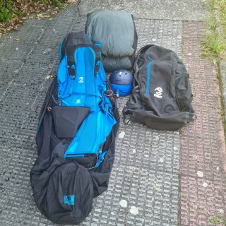 Parapente con silla carenada y paracaidas emergenc