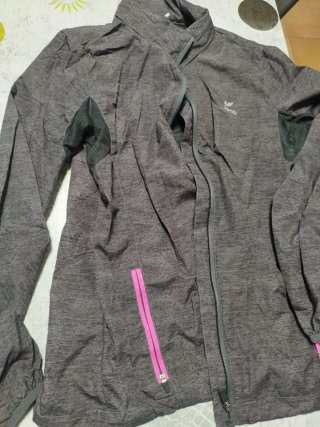 2 Chaquetas cortavientos con detalles fucsia
