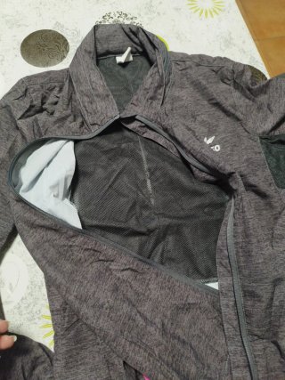 2 Chaquetas cortavientos con detalles fucsia