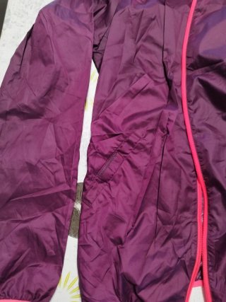 2 Chaquetas cortavientos con detalles fucsia