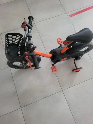 Bicicleta infantil naranja con ruedines