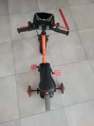 Bicicleta infantil naranja con ruedines