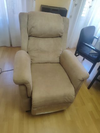 Sillón reclinable eléctrico beige con mando