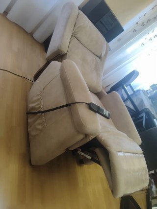 Sillón reclinable eléctrico beige con mando