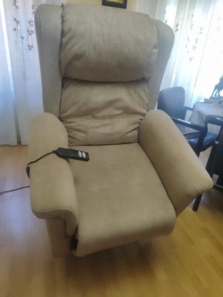 Sillón reclinable eléctrico beige con mando