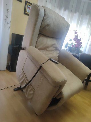 Sillón reclinable eléctrico beige con mando