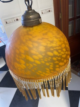 Lámpara de cristal dorada con flecos