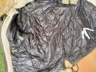 Parka militar Bershka caqui capucha pelo