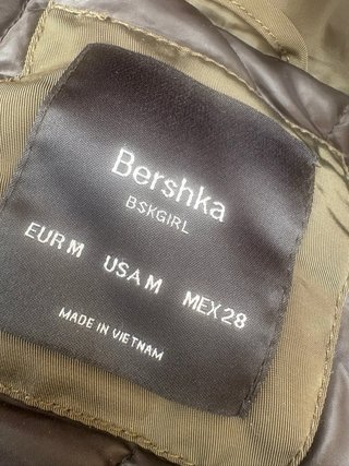 Parka militar Bershka caqui capucha pelo