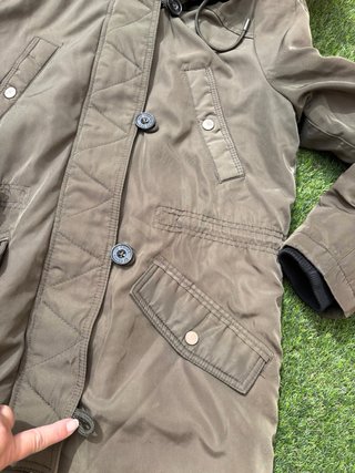 Parka militar Bershka caqui capucha pelo