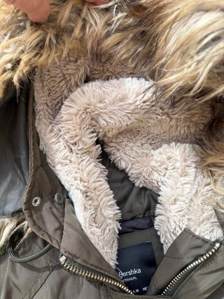 Parka militar Bershka caqui capucha pelo