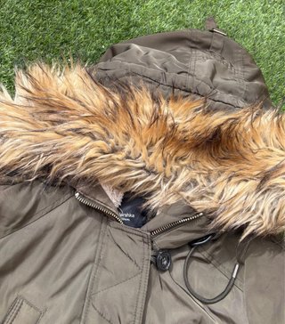 Parka militar Bershka caqui capucha pelo