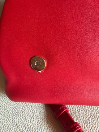 Bolso Guess Rojo Acolchado Cadena Dorada