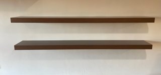 Estantería flotante madera salón