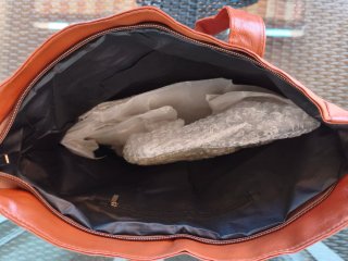 Bolso de hombro de cuero liso marrón