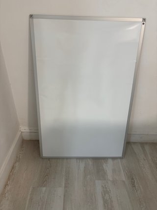 Pizarra blanca con marco plateado 90 x 60 cm