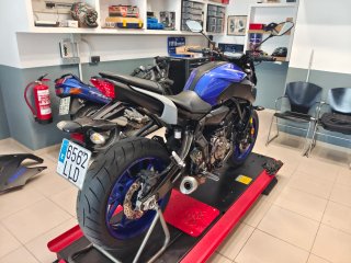 Yamaha MT-07 Naked Azul y Negra