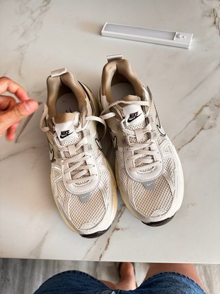 Zapatillas Nike Beige y Blancas