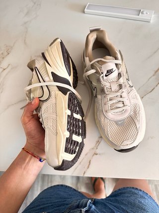 Zapatillas Nike Beige y Blancas