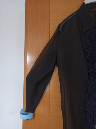 Camisa negra seda volante azul purpurina