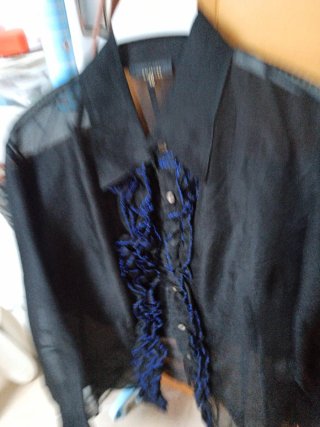 Camisa negra seda volante azul purpurina