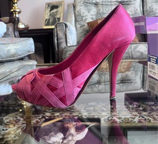 Zapatos de tacón fucsia peep toe
