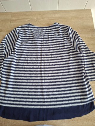 Blusa de rayas azul y blanco