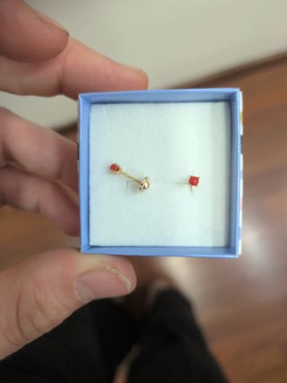 Pendientes de coral y oro garras pequeños