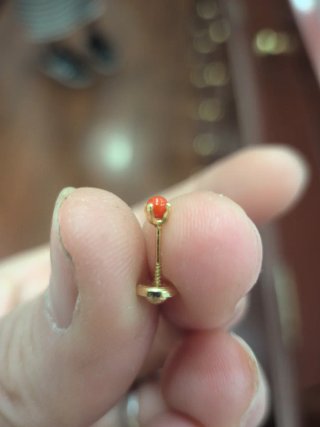 Pendientes de coral y oro garras pequeños