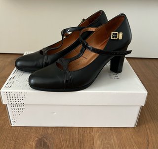 Zapatos de tacón negros con tira