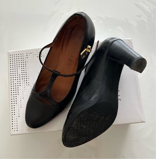 Zapatos de tacón negros con tira