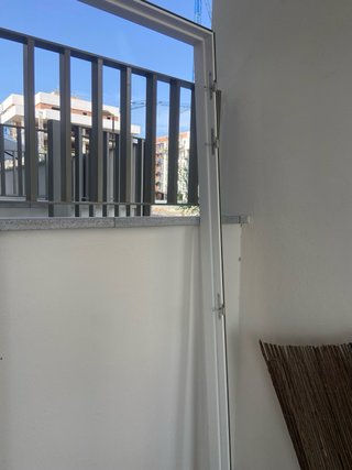 Puerta blanca con marco