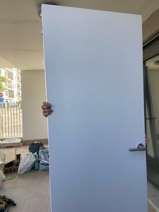 Puerta blanca con marco
