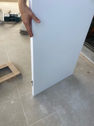 Puerta blanca con marco