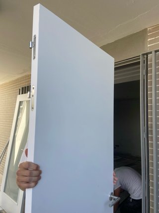 Puerta blanca con marco