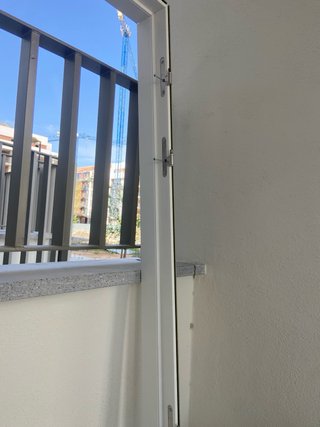 Puerta blanca con marco