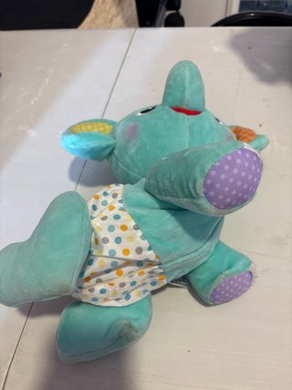 Elefante gateador de peluche