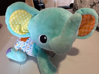 Elefante gateador de peluche