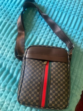 Bolso bandolera marrón con diseño