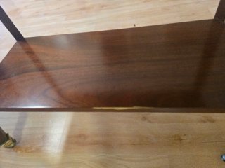 Mesa auxiliar de madera con bandeja
