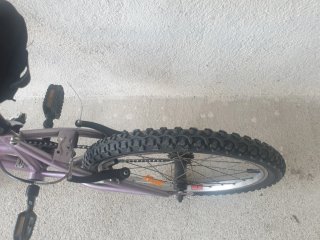 Bicicleta niña morada.    el   Vendrell Comarruga.