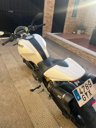Ducati 696 Blanca 2010