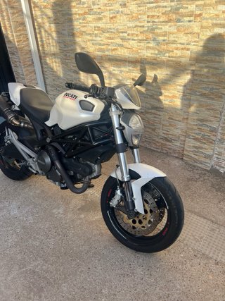 Ducati 696 Blanca 2010