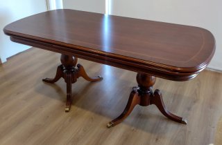 Mesa de comedor de madera elegante